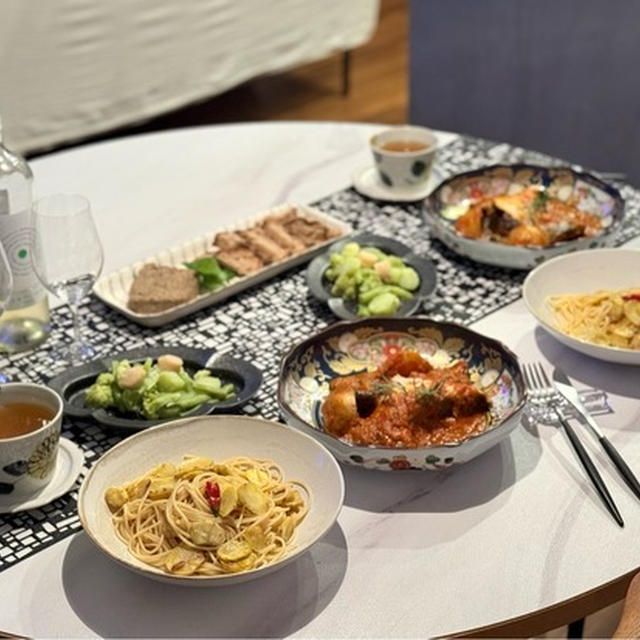 和食器で食べる栗のペペロンチーノとブリカマのトマト煮込みとかの夜ごはん