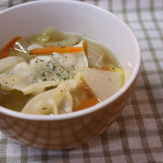 レンジで餃子とカブと白菜の簡単スープ