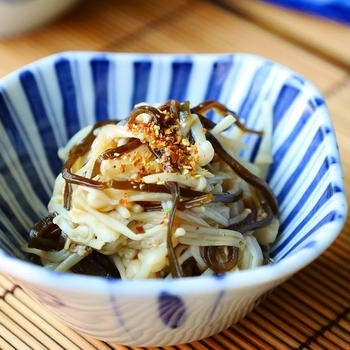 作り置きにも! えのきと舞茸の塩こんぶ大人きのこ (レシピ)