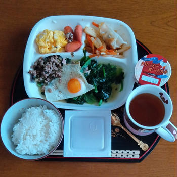 朝ご飯は7時50分   ほうれん草ソテーと目玉焼き