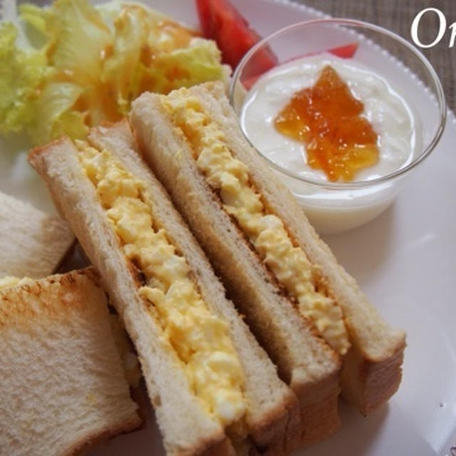 【朝カフェ】カリッと卵サンドとオリーブの卵かけご飯