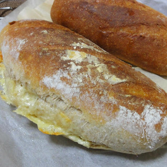 【パン】難しいな〜。チーズ入りバゲット。全粒粉３割です。