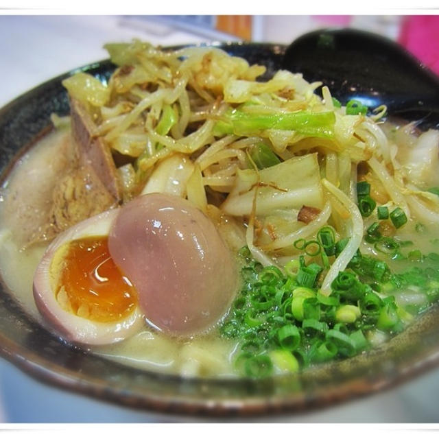 宮崎ラーメンと新鮮な鯨ユッケに感動☆宮崎らーめん鶏三郎