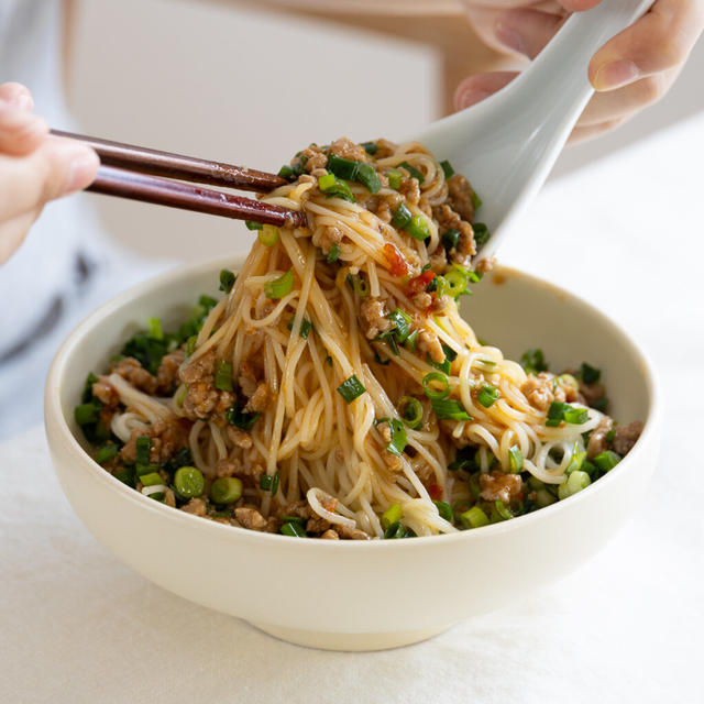 にらとねぎがたっぷり！そうめんで作るピリ辛肉味噌のあえ麺【動画あり】