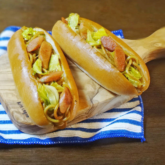 ポールウインナーのカレー焼そばパン