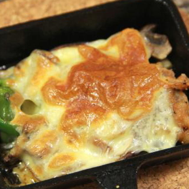 スキレットで豚バラとキノコのチーズ焼き