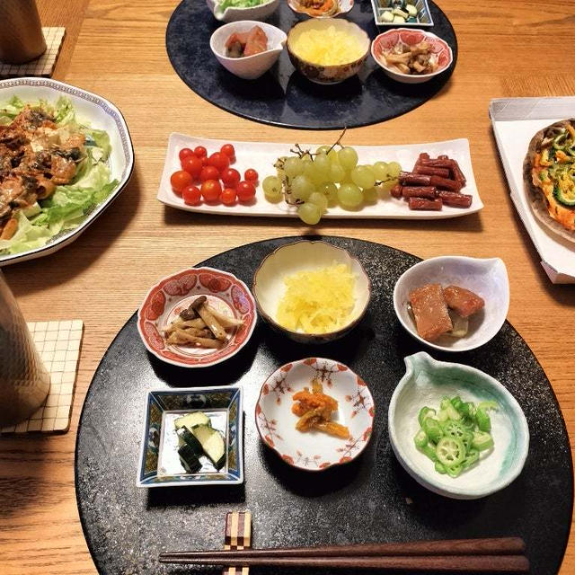 ゴーヤピザ、キムチマヨ豆腐サラダと小鉢6品で晩酌