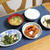 鶏手羽先の甘辛煮とれんこんとほうれん草の肉味噌炒めとはんぺんと茄子の炒めでうちごはん（レシピ付）