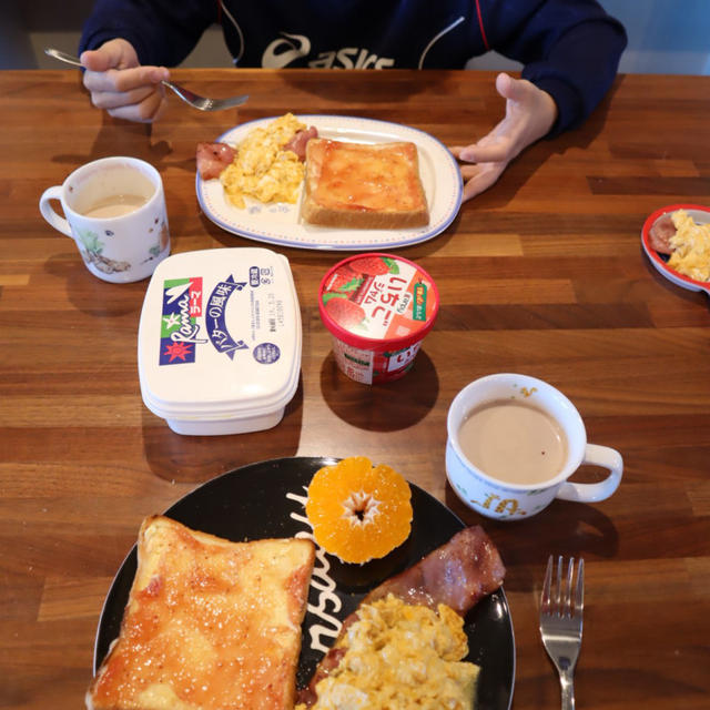 遅い朝ごはん。