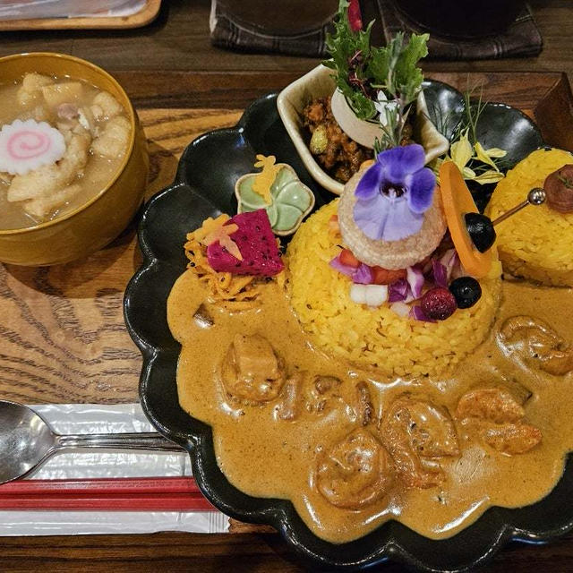 【エンターテインメント】可愛い仕掛けと繊細なスタイリングでカレーが食べられる「TAKEUCHI」