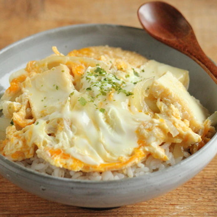 皿に入った、厚揚げで作る玉子丼