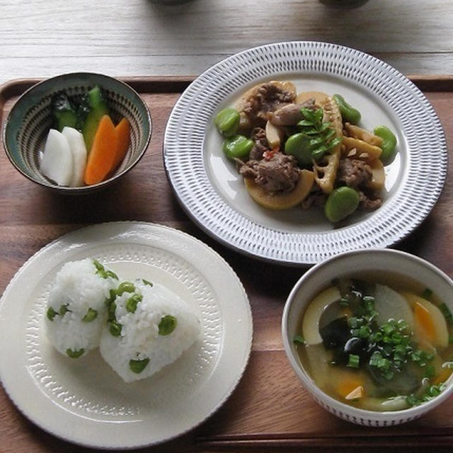 ストウブで一汁一菜。牛肉と筍とそら豆の炒め物、豆ごはん、お味噌汁