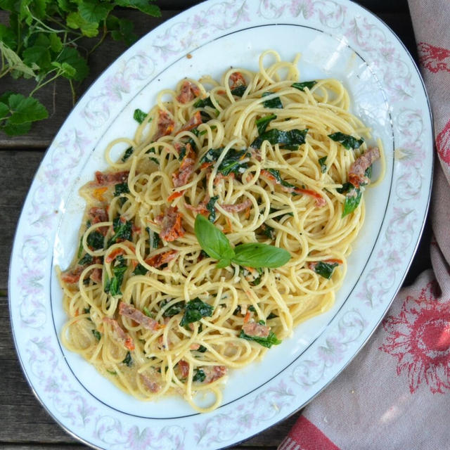 Sun-Dried Tomato and Spinach Pasta 乾燥トマトとほうれん草のスパゲッティー