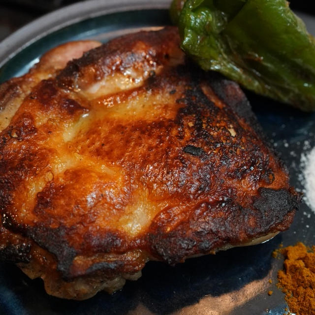 よく焼きチキンとピーマンのソテー、ろく助塩とカレー粉