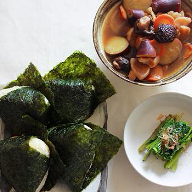 塩おにぎりとさつまいもと干し野菜の煮物。