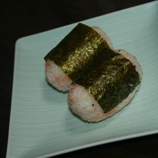 3月28日　　胡麻と鮭の俵にぎり