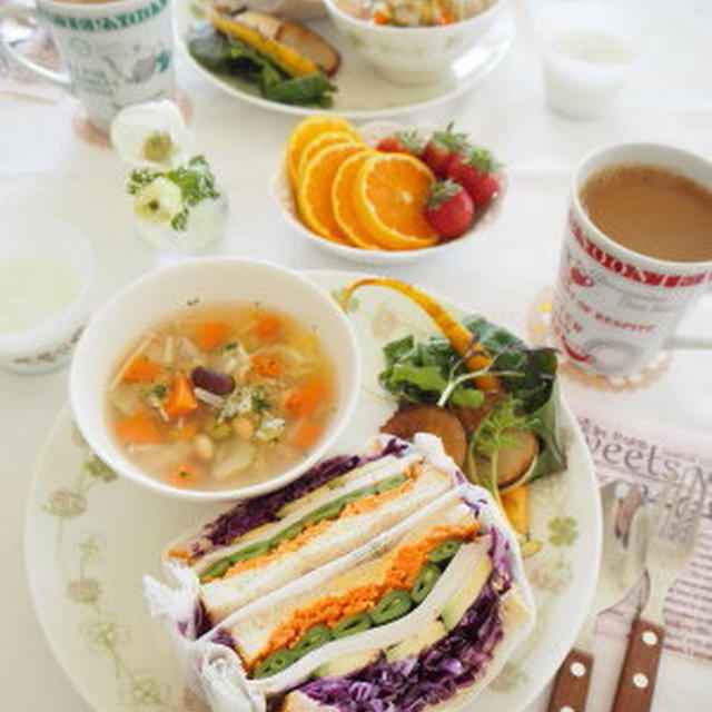 具だくさんサンド　de　野菜たっぷりブランチ。。。