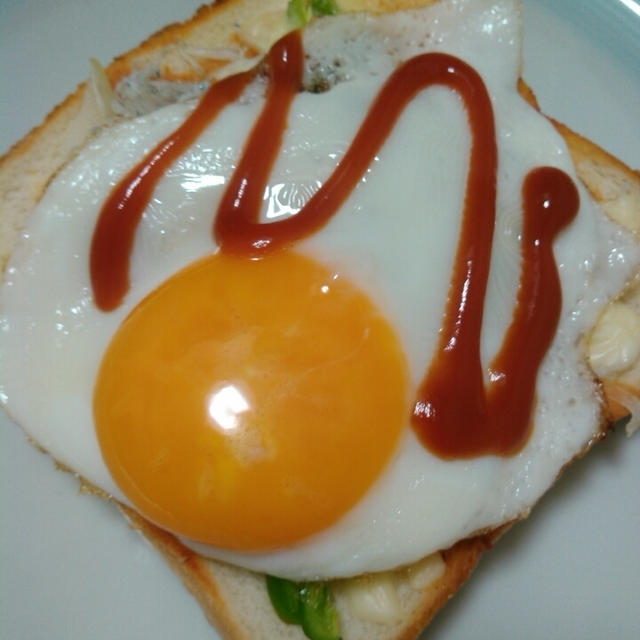 目玉焼きとしらすのトースト