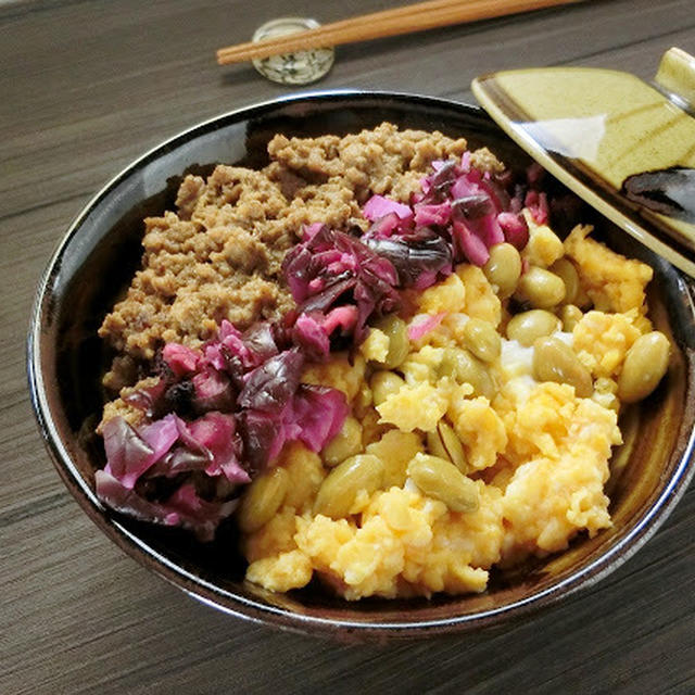 禁断の黒コショウでピリッと辛旨な鶏そぼろ卵丼