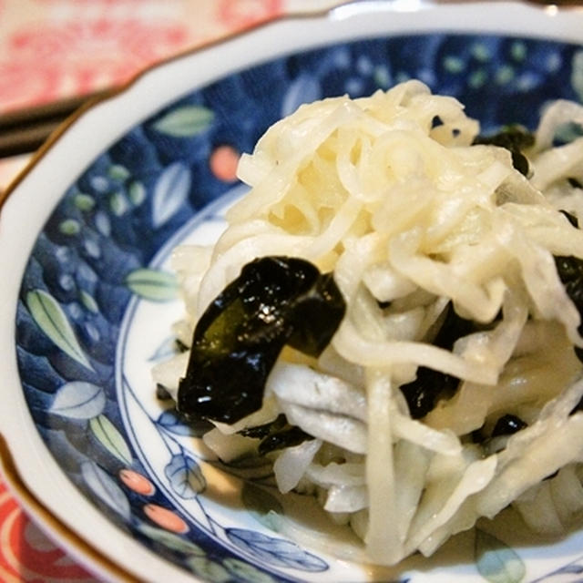 食欲のない時にも♪食べやすい大根とワカメの酢の物