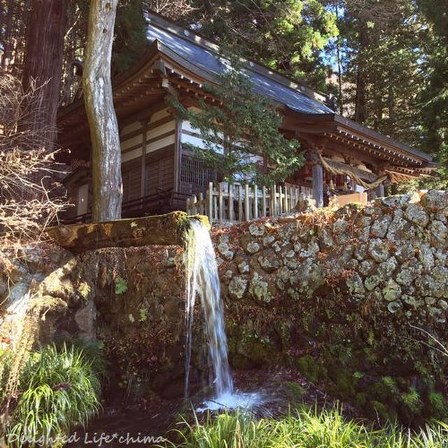 大滝神社の境内からこんこんと湧く大滝湧水