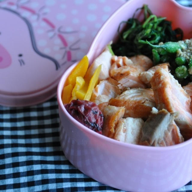 ほぐし鮭弁当。