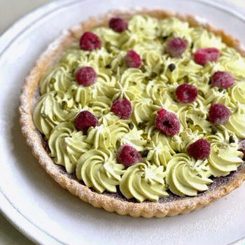 ラズベリーのフランとピスタチオクリームのタルト