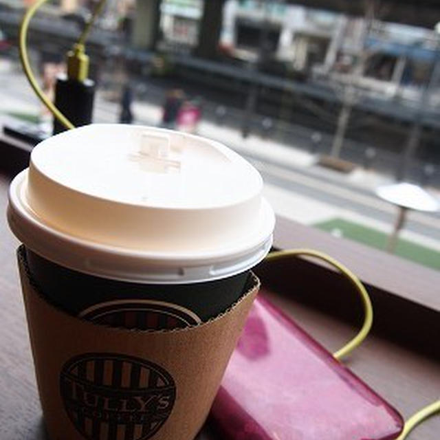 タリーズコーヒー 六本木ヒルズ店でスマフォ充電☆