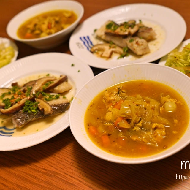 真鱈と椎茸のトリュフソテーに、鶏手羽元のインドカレースープ、間引き人参とレタスのサラダのダイエット晩ごはんと、鹿肉のスパイシーステーキのお昼ごはん