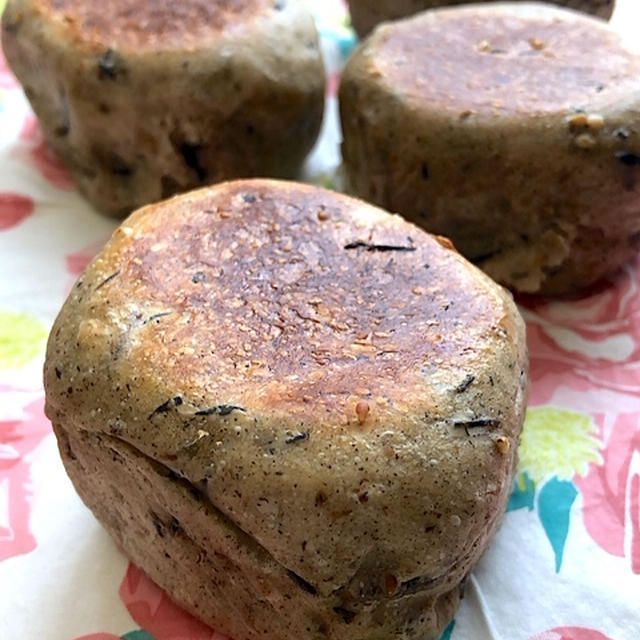 体に優しい味わいパンも♡「フライパンで作れる！ひじきたっぷりひじき豆乳パン」