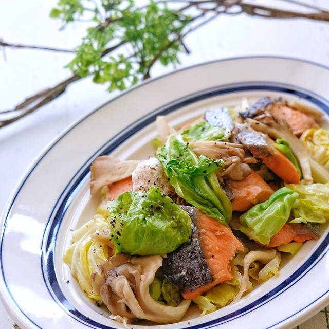 レンジで簡単！塩鮭と舞茸と春キャベツのバター蒸し