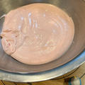 薄ピンクの可愛い色で仕上げるいちごチョコを使ったいちごのチョコムース