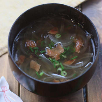 新玉ねぎと梅干しのお吸い物