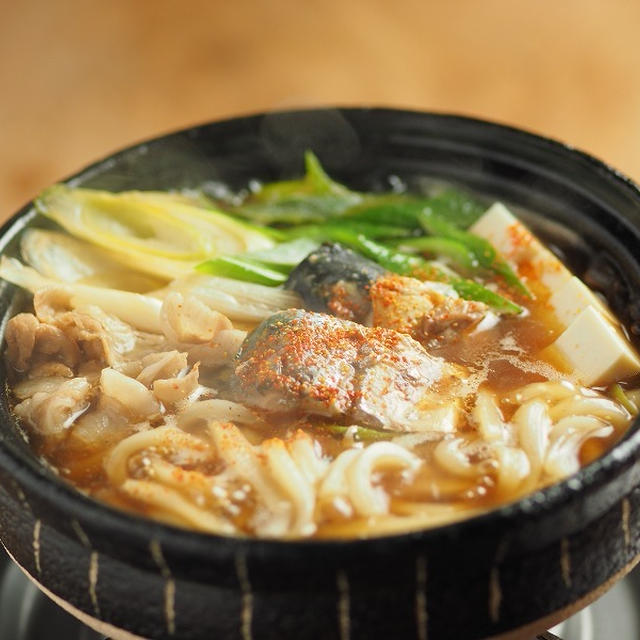 サバ缶と長ねぎのすき焼き風鍋焼きうどん