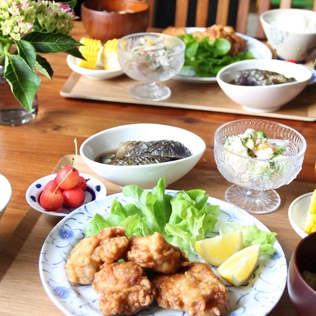 鶏の唐揚げ。梅の赤じそ漬け。