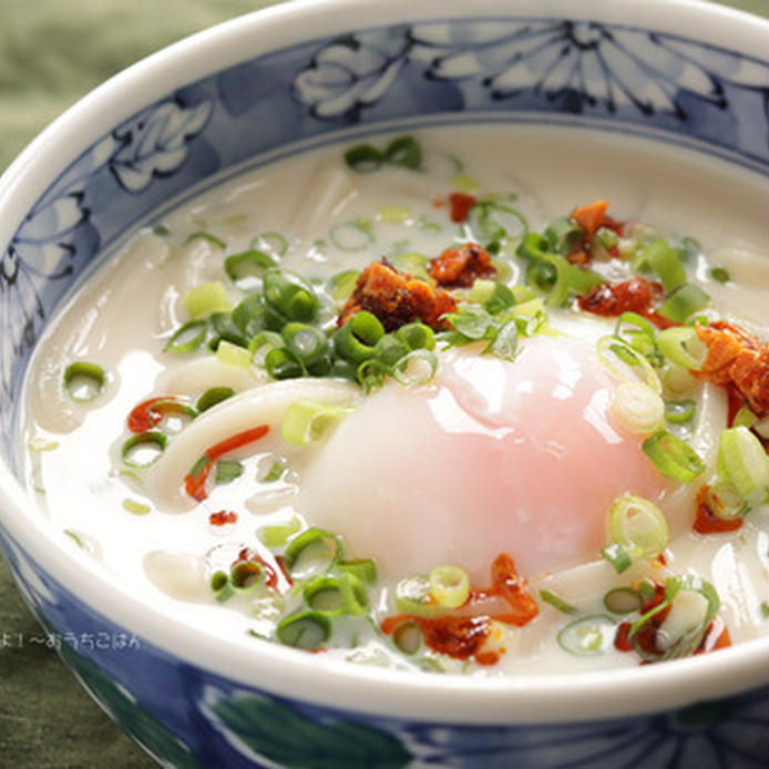 丼に盛り付けた白だし豆乳うどん温玉のせ