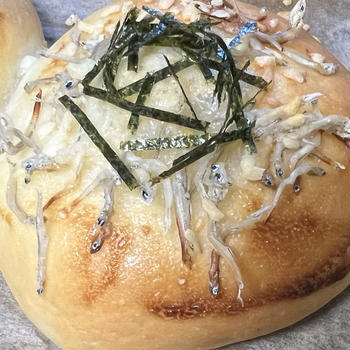 【レシピ】パンでも魚を‼︎しらすチーズロールパン