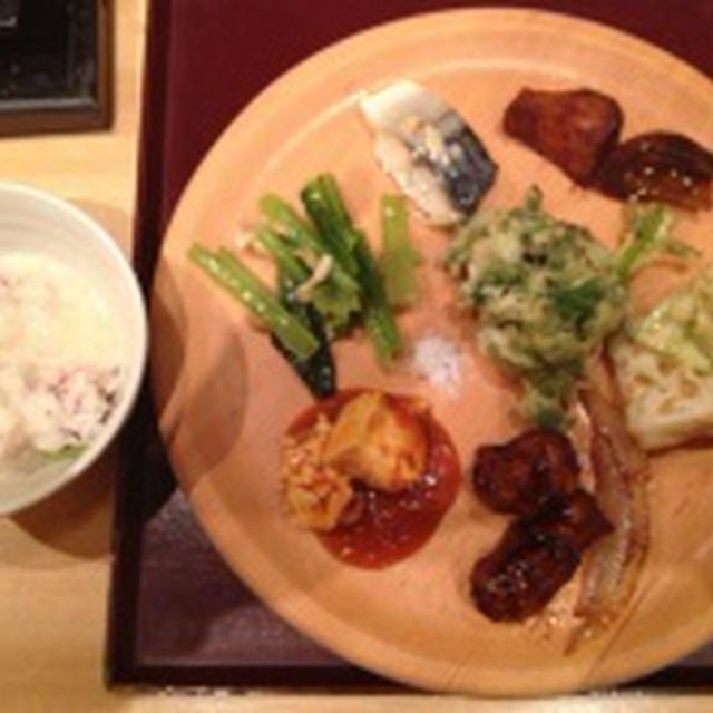 お昼ご飯はバイキングだよ。