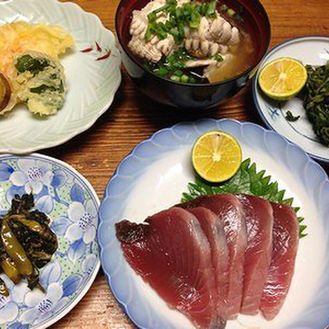 鰹の刺身。葉唐辛子の佃煮。