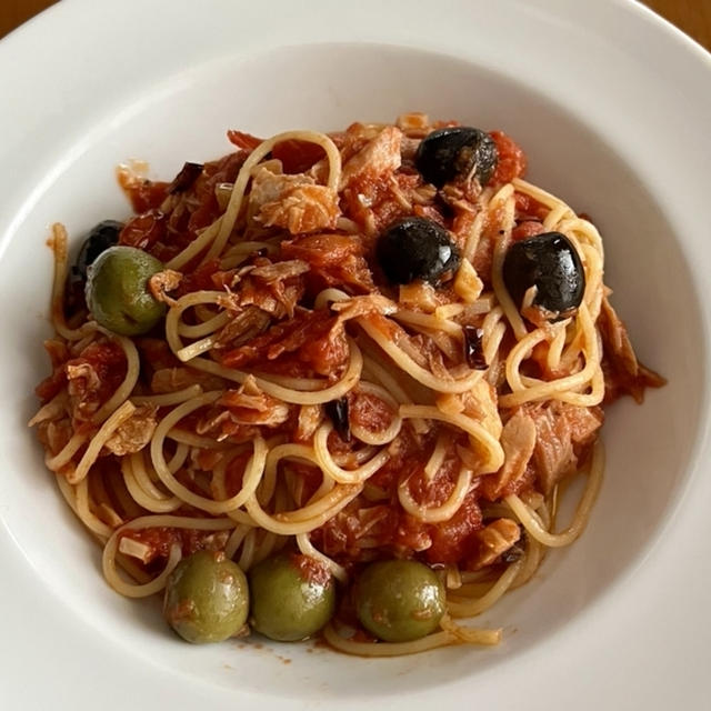 【レシピ】 オリーブが残ったときがチャンス！夏に食べたい「オリーブとツナのトマトソースパスタ」