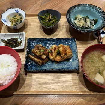 【献立】ささみと長芋の唐揚げ甘辛ダレ、大根の葉のナムル、大根の葉と皮のきんぴら、茎わかめの胡麻油炒め、わかめと玉ねぎのサラダ、大根とわかめのお味噌汁