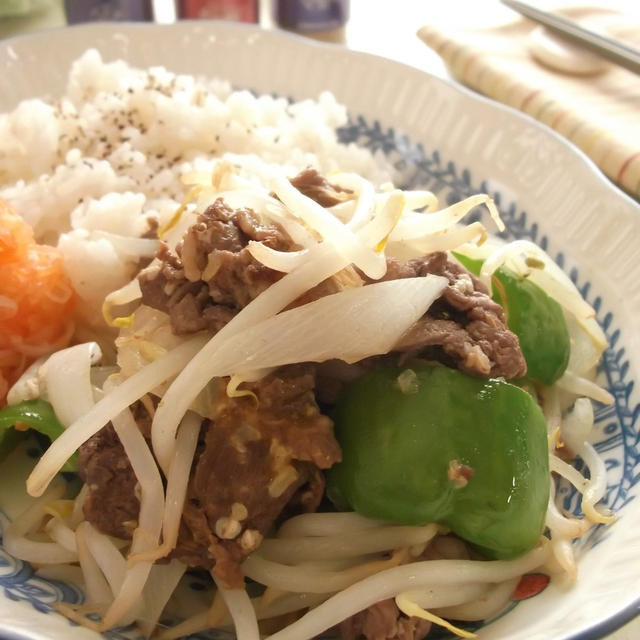 【下味もフライパンで】牛肉と野菜の塩麹カレー蒸し炒め