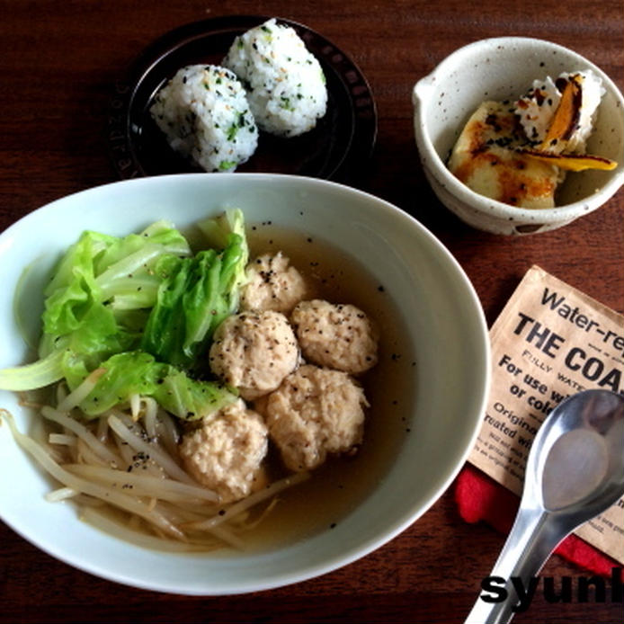 白い器に入った鶏団子とキャベツともやしのスープ