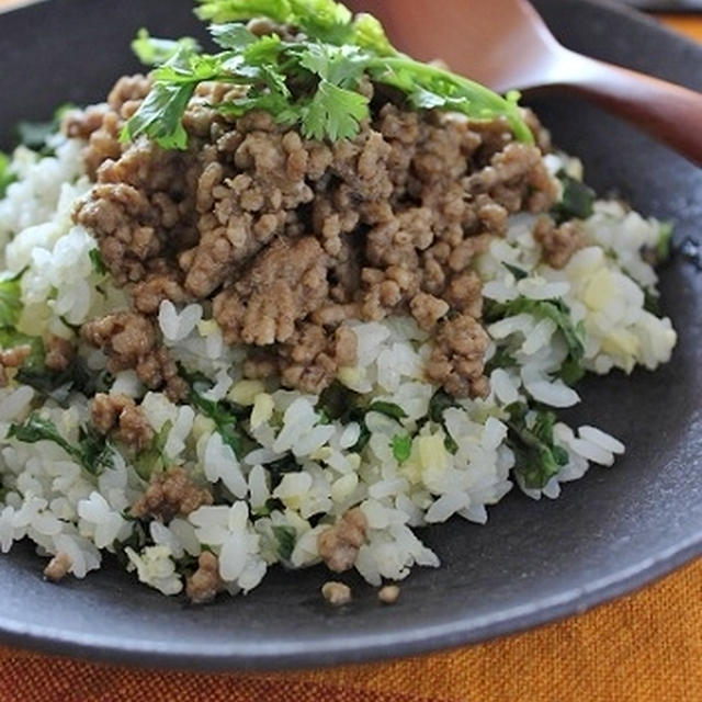 グリーンカレーそぼろのせ豆パクチーごはん