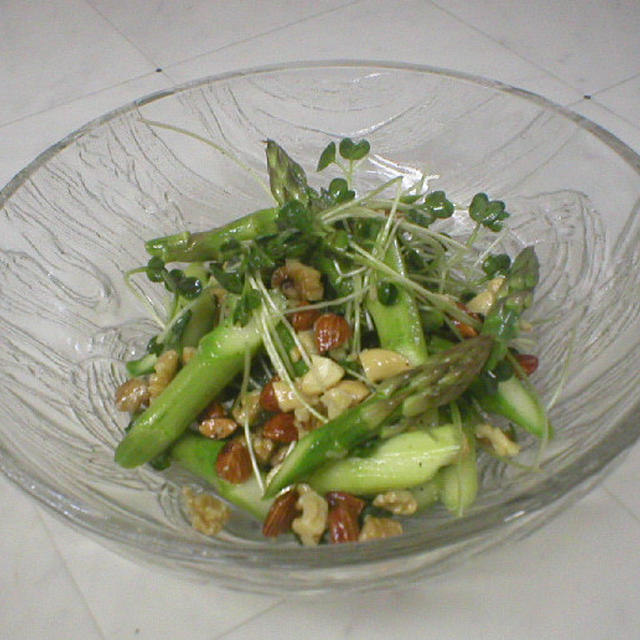 グリーンアスパラガスとミックスナッツのサラダ　（野菜料理　１５）
