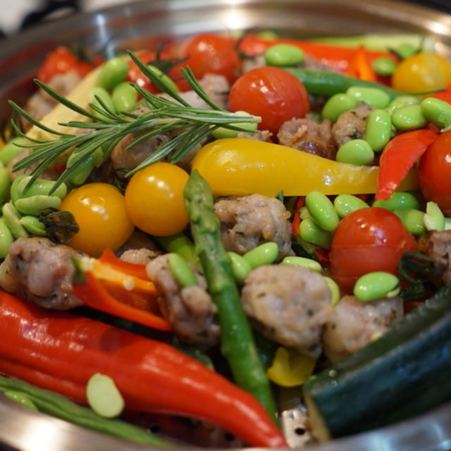 カラフル夏野菜と自家製サルシッチャで、真夏の蒸し野菜鍋。