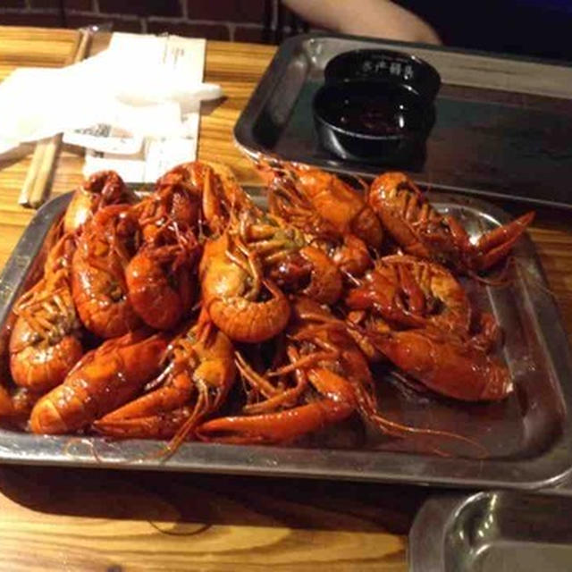 中国 上海のザリガニストリートでザリガニを食べる