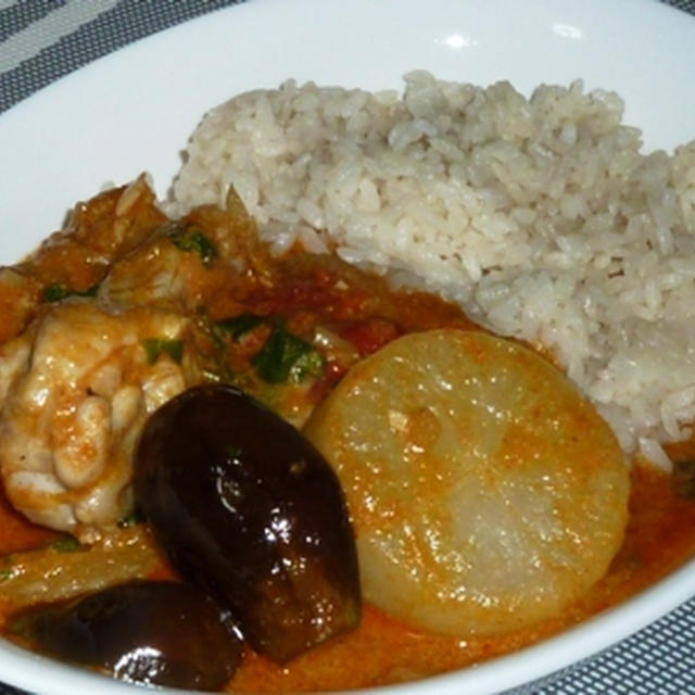 レッドカレー缶で作る鶏手羽元と大根のタイカレーとプーパッポンカレー