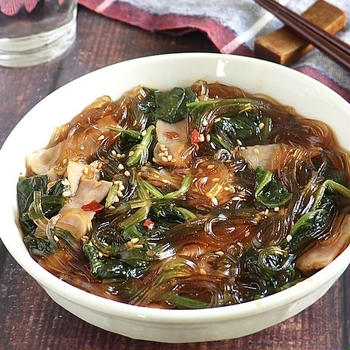 春雨別茹で不要！だし汁吸ってしっかり味染みとろ旨爆発！ほうれん草とベーコンのピリ辛中華風春雨煮