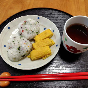 花むすびと卵焼き